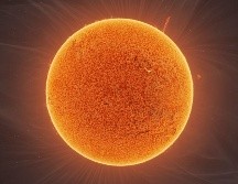 Las llamaradas solares están compuestas de pedazos de átomos rotos que viajan a velocidades increíbles a través del espacio. CANVA/ ESPECIAL