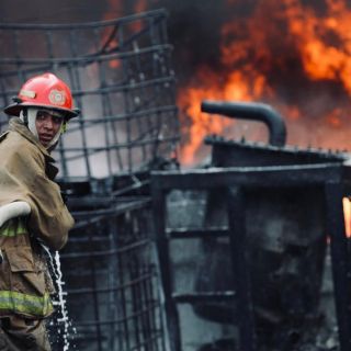Miles de litros de combustible se consumieron en incendio en NL