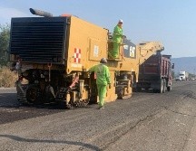 La Secretaría de Infraestructura, Comunicaciones y Transportes (SICT), a través del Centro SICT Jalisco, realiza trabajos de conservación periódica en un tramo de la carretera La Barca–Atotonilco. CORTESÍA