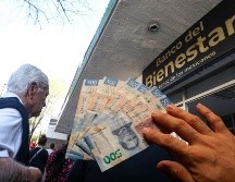 El pago de la Pensión Bienestar se da cada dos meses, aunque a veces se puede adelantar o retrasar, según la entidad. ESPECIAL / EL INFORMADOR y CANVA