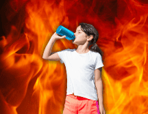 Es conveniente supervisar lo que beben los pequeños en temporada de calor. ESPECIAL / CANVA