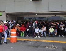 Los integrantes de la CNTE han colocado carteles en las puertas cerradas. SUN/ C. Mejía.