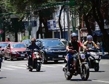 Entre la infinidad de infracciones que un motociclista puede cometer están: No apegarse al reglamento de tránsito, conducir con el permiso de la vida, sin placa, sin licencia o sin casco. SUN/ ARCHIVO