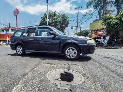 El robo de tapas de registros representa un riesgo para conductores y peatones. En la imagen, el cruce de la Avenida Acueducto y la Calzada Federalistas, en Zapopan. EL INFORMADOR/ A. Navarro