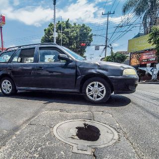 Registros sin tapa en las calles, un riesgo para conductores y peatones