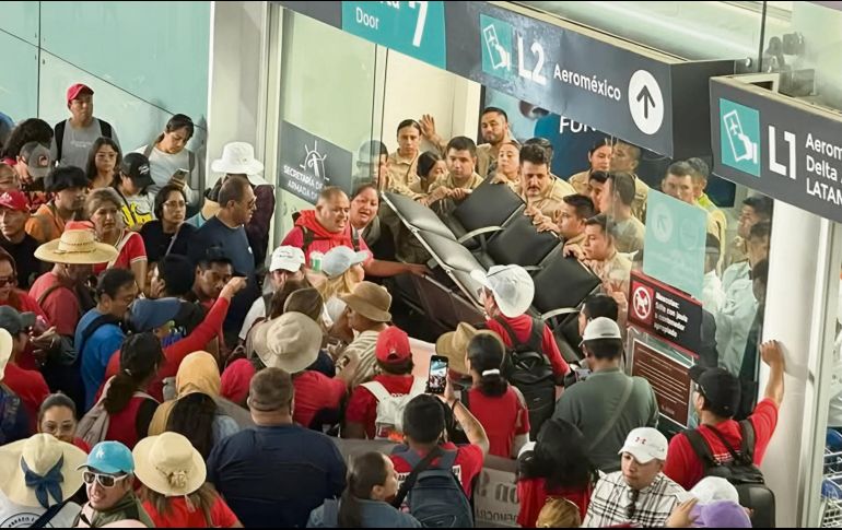 La protesta de la CNTE se concentró ayer en las inmediaciones del Aeropuerto Internacional de la Ciudad de México. Profesores instalan barricadas y mantienen cerrados los accesos a la Terminal 2. Por más de seis horas afectaron a los pasajeros. ESPECIAL