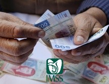 A pocos días de que comience el sexto mes de 2025, algunos jubilados ya están planeando sus pendientes financieros. ESPECIAL / CANVA e IMSS