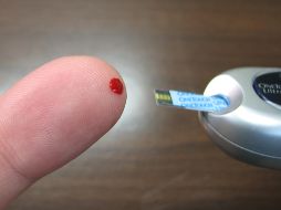 Tener niveles de azúcar en la sangre por debajo o por encima de lo normal indica que la cantidad de glucosa en el torrente sanguíneo no es la adecuada. ESPECIAL / CANVA