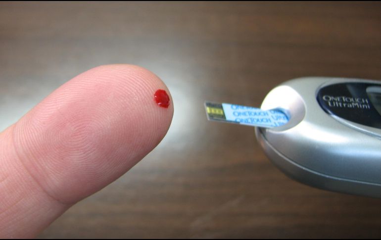 Tener niveles de azúcar en la sangre por debajo o por encima de lo normal indica que la cantidad de glucosa en el torrente sanguíneo no es la adecuada. ESPECIAL / CANVA