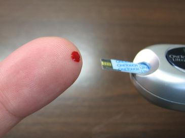Tener niveles de azúcar en la sangre por debajo o por encima de lo normal indica que la cantidad de glucosa en el torrente sanguíneo no es la adecuada. ESPECIAL / CANVA