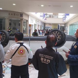Camioneta cae desde tercer piso en plaza comercial de la CDMX