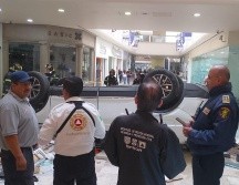 A través de redes sociales se han difundido imágenes en las que se observa el automóvil, con las llantas hacia arriba, que cayó sobre una de las denominadas islas de venta de productos. X / @SGIRPC_CDMX