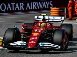 Hamilton, piloto de Ferrari, circulaba lentamente y fuera de la línea de carrera mientras el neerlandés Max Verstappen iniciaba una vuelta rápida. AFP / C. Simon