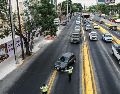 Los agentes intentan regular el tránsito en la avenida López Mateos, pero quienes conducen por esa vialidad afirman que se ven afectados porque la presencia de oficiales en medio de ésta entorpece más de lo que agiliza el flujo vehicular. EL INFORMADOR/A. Navarro