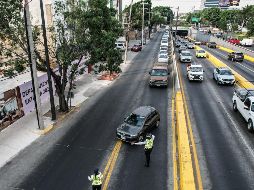 Los agentes intentan regular el tránsito en la avenida López Mateos, pero quienes conducen por esa vialidad afirman que se ven afectados porque la presencia de oficiales en medio de ésta entorpece más de lo que agiliza el flujo vehicular. EL INFORMADOR/A. Navarro