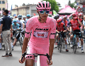 El ciclista mexicano Isaac Del Toro Romero del Uae Team Emirates Xrg con la camiseta rosa de líder de la general en la salida de la 15ª etapa del 108º Giro de Italia 2025. EFE/L. Zennaro
