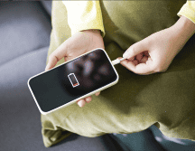 Acciones simples, como retirar la funda antes de enchufar el teléfono, pueden marcar una diferencia significativa.  CANVA