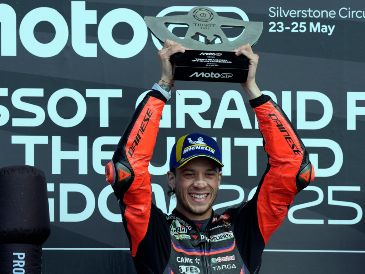 Bezzecchi le brindó a Aprilia un memorable triunfo en Silverstone y consiguió la primera victoria de la temporada. EFE/ T. KEETON.