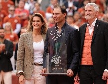 Nadal dejó de lado su icónica vestimenta deportiva y apareció con un traje oscuro y camisa a juego, saludando sonriente a los 15 mil aficionados que llenaron el estadio. EFE/ T. SUAREZ