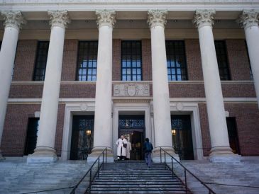 El presidente estadounidense, Donald Trump, ha emitido una orden para paralizar las matriculaciones de estudiantes extranjeros en la Universidad de Harvard. EFE/CJ Ghunter