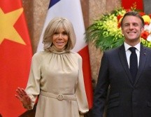 El presidente de Francia Emmanuel Macron junto a su esposa Brigitte Macron. EFE/N. Nguyen