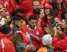 En la fotografía aparece Alexis Vega en el centro de la afición de los Diablos Rojos mientras celebran el triunfo frente a las águilas del América en la Final del Torneo Clausura 2025. IMAGO7 / ARCHIVO