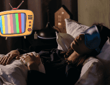Aunque dormir con la televisión encendida pueda parecer inofensivo o incluso tranquilizador, es un hábito que puede perjudicar seriamente tu descanso y tu salud a largo plazo.  CANVA