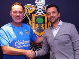 Milito reveló que se siente contento por el reto de dirigir en México. X/ @Chivas.