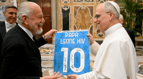 El presidente del Napoli, Aurelio De Laurentiis, le entregó al Papa León XIV una camiseta del equipo con el número 