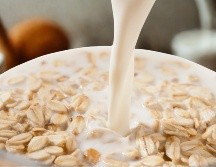 Para disfrutar al máximo de la avena, se recomienda preparar la avena con leche, endulzarla con miel de abeja en lugar de azúcar refinada, y acompañarla con frutas frescas. ESPECIAL / CANVA