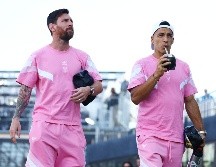 Messi y Suárez se han hecho amigos desde que compartieron delantera en el Barcelona durante seis temporadas y ahora lo hacen en el Inter Miami de la MLS. AFP / ARCHIVO