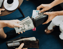 Especialistas señalan que a los migrantes les afecta más que el dólar baje de precio que la propia comisión anunciada. ESPECIAL