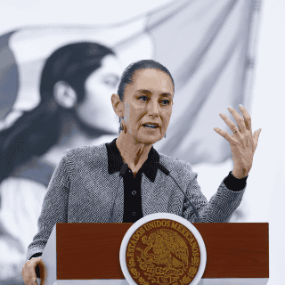 Sheinbaum se reúne con los familiares de los 43 Normalistas de Ayotzinapa