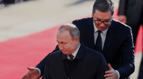 Rusia critica a su aliado Serbia por suministrar armas a Ucrania. AP Photo/D. Vojinovic.