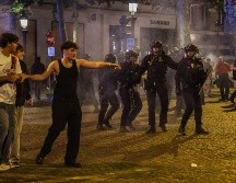 La alegría se vio empañada por graves disturbios en varios puntos de la ciudad, que dejaron un saldo de casi 300 detenidos, según informaron las autoridades. EFE/C. PETIT TESSON.