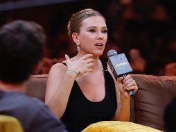 Johansson se mostró radiante, con una sonrisa solar, y un vestido atirantado de color negro que la hacía resplandecer entre la oscuridad del escenario. EFE/ S. Gutiérrez.