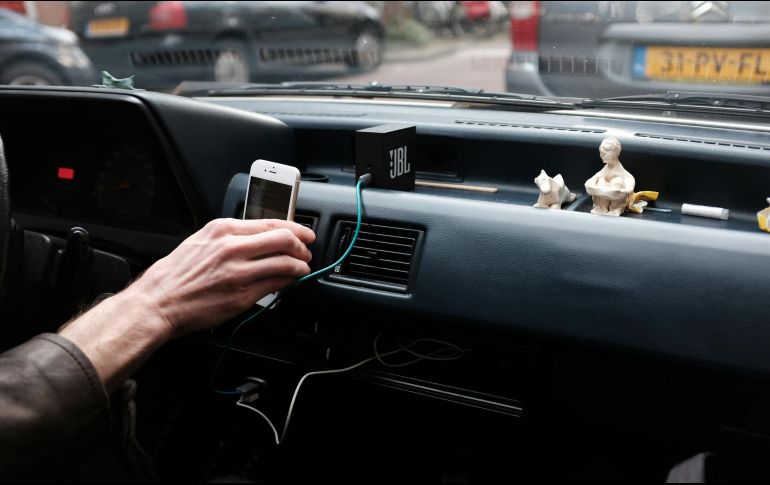 Autoridades aplican miles de infracciones al año por el uso del teléfono al manejar. UNSPLASH/Anton Murygin