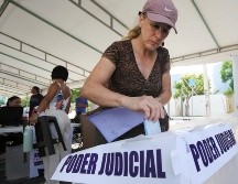 Ciudadanos emiten su voto a nivel nacional para elegir cargos del Poder Judicial. EFE / Alonso Cupul