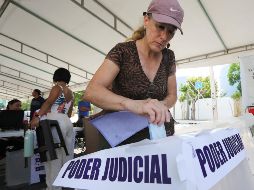 Ciudadanos emiten su voto a nivel nacional para elegir cargos del Poder Judicial. EFE / Alonso Cupul