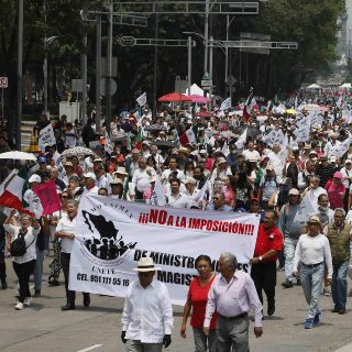 "No apoyamos esta farsa"; un grupo de personas marcha contra la elección judicial