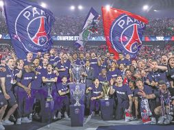 El PSG presentó el trofeo de la Champions frente a un lleno Parque de los Príncipes. EFE