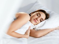 La mejor opción es mantener un patrón de sueño regular y saludable, pero cuando eso no sea posible, el “banco de sueño” puede ayudarte a sobrellevar la falta temporal de descanso con menor impacto. CANVA