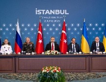 El ministro turco de Asuntos Exteriores, Hakan Fidan (centro), preside en Estambul la segunda ronda de conversaciones de paz entre Ucrania y Rusia. EFE / M. Gok