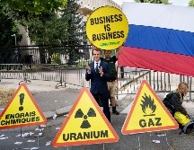 Greenpeace Francia aseguró que su acción busca denunciar cómo Francia ha aumentado sus importaciones de gas natural y de abonos químicos de Rusia en los últimos años.  EFE/Greenpeace/J. Jung