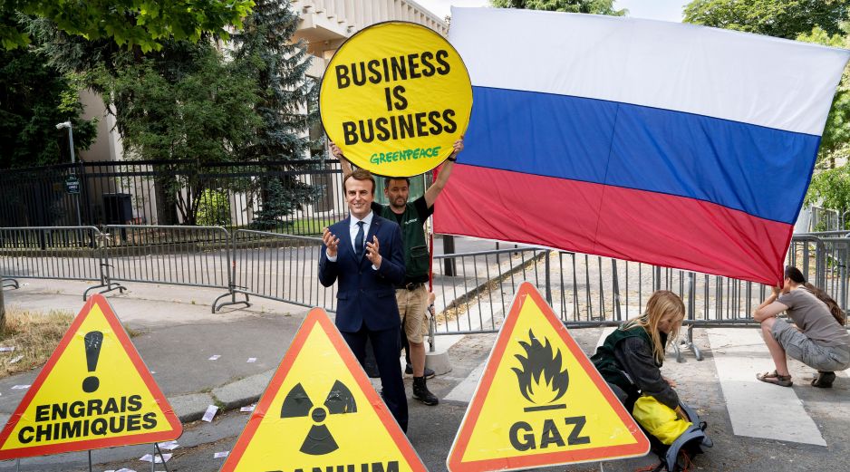 Greenpeace Francia aseguró que su acción busca denunciar cómo Francia ha aumentado sus importaciones de gas natural y de abonos químicos de Rusia en los últimos años.  EFE/Greenpeace/J. Jung