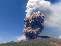 El fenómeno ocurrió tras el colapso de una parte del cráter sureste, lo que provocó el descenso de lava incandescente. AP/ G. Distefano.