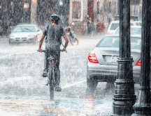 La clave está en combinar funcionalidad con estilo para que ni el aguacero pueda frenar tu bici, obvio, siempre conduce con precaución. ESPECIAL / Canva