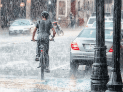 La clave está en combinar funcionalidad con estilo para que ni el aguacero pueda frenar tu bici, obvio, siempre conduce con precaución. ESPECIAL / Canva