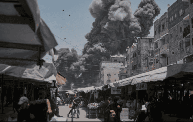 Una columna de humo se levanta en el cielo luego de un ataque israelí, el 1 de junio de 2025, en Ciudad de Gaza. AP /Jehad Alshrafi