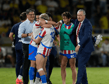 Los jugadores de Paraguay y el DT Gustavo Alfaro al final del partido contra Colombia por las eliminatorias del Mundial 2026. AP / F. Vergara